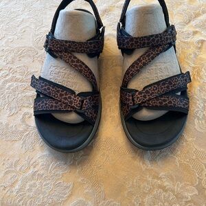 Orthofeet Leopard Print Sandals Sz 7.5 Wide